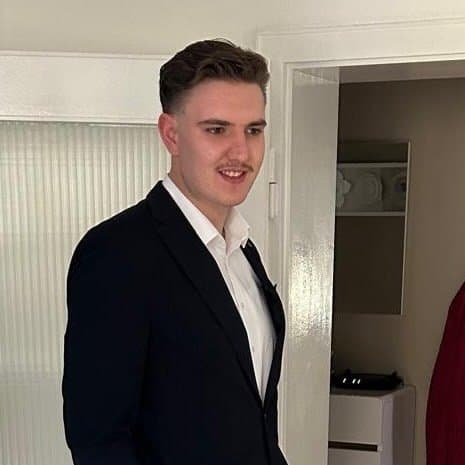 Vater und Sohn vor dem Firmentransporter